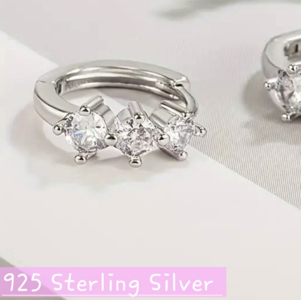 🏷SOLD.Silver Triple Stone Earrings 925 Sterling Silver NWT Fast Ship - Picture 1 of 3